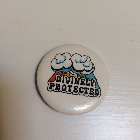 Vintage 1970 Divinely Protected Rainbow Button - Picture 5 of 6